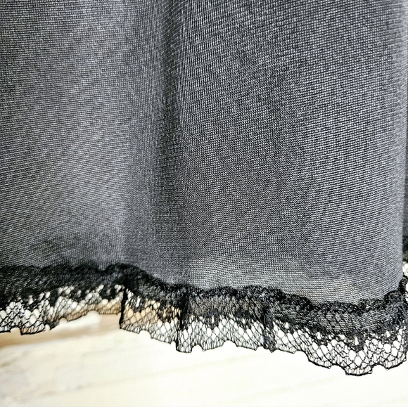 Black a-line half slip with lace trim M - Picture 2 of 4